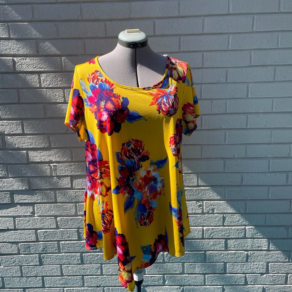 Yellow floral top 💐